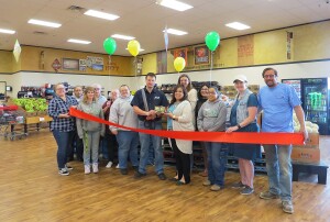 Gene’s Heartland Foods presents its Grand Opening and Ribbon Cutting Thursday, May 2. Pictured in back from left to right are Stacey Strickland, Carrie Arrington, Chely Beesley, Tina McLane, Tiffany Heston,  Beth Beard and Adriana Alfaro. In front are  Hailey Blue, Store Manager Justin Renz, Chamber Director Tina Fernandez, Maria Martinez, Jill Wolters and Nate Wolters.